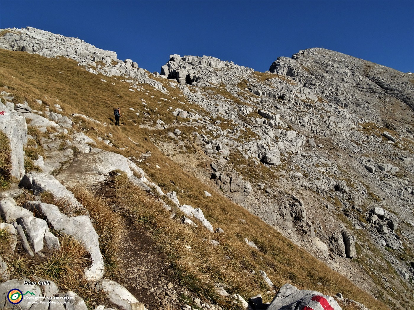 33 Ci siamo ben alzati e la cima si fa vedere.JPG